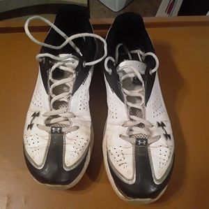 White/black size 8 Under Armour sneakers
